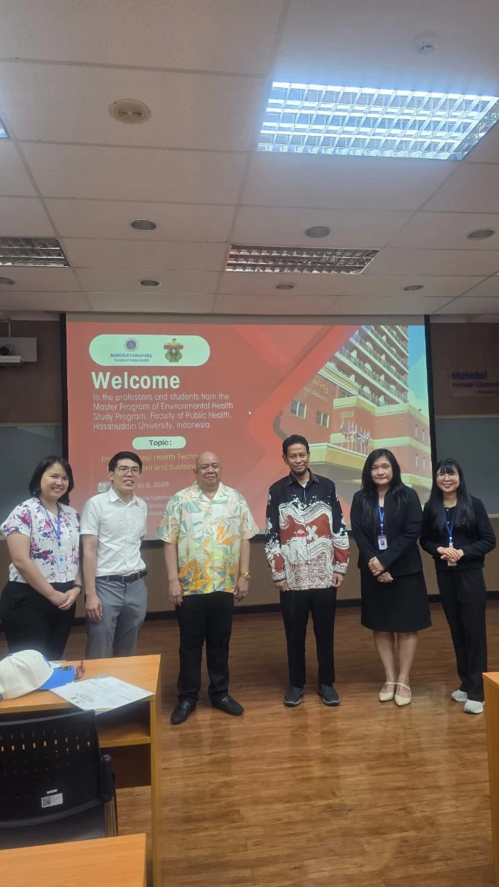 Ketua Program Studi Pascasarjana Kesehatan Lingkungan Unhas, Prof. Dr. Anwar Daud, M.Kes (ketiga dari kiri), bersama Assoc. Prof. Suphaphat Kwonpongsagoon, PhD (kedua dari kiri), dan perwakilan Mahidol University saat kegiatan benchmarking di Faculty of Public Health, Mahidol University, Thailand. Kolaborasi ini bertujuan memperkuat mutu kurikulum dan riset kesehatan lingkungan.Kredit: FKM Unhas.